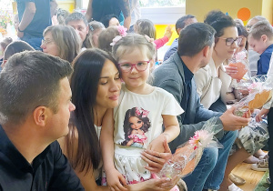 Dzieci wręczają rodzicom upominki