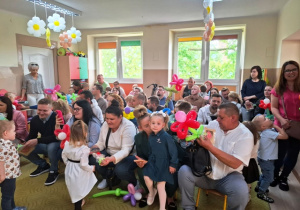 Dzieci rozdają prezenty rodzicom