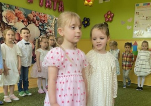 Występ dzieci z okazji Dnia Mamy i Taty