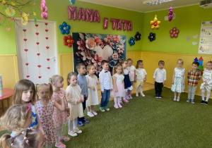 Występ dzieci z okazji Dnia Mamy i Taty