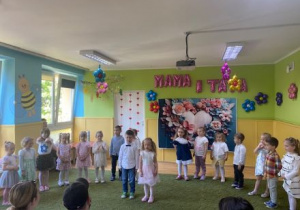 Występ dzieci z okazji Dnia Mamy i Taty