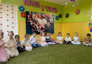Występ dzieci z okazji Dnia Mamy i Taty