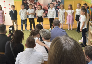 Dzieci wspólnie mówią wierszyk