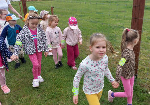 Dzieci zwiedzają ZOO Safari w Borysewie