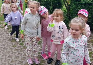 Dzieci zwiedzają ZOO Safari w Borysewie
