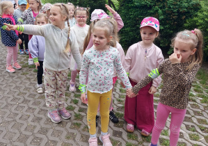 Dzieci zwiedzają ZOO Safari w Borysewie