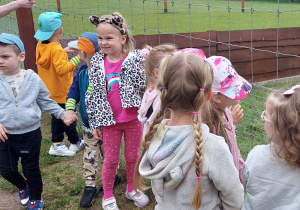 Dzieci zwiedzają ZOO Safari w Borysewie