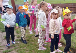Dzieci zwiedzają ZOO Safari w Borysewie