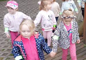 Dzieci zwiedzają ZOO Safari w Borysewie