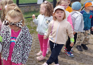 Dzieci zwiedzają ZOO Safari w Borysewie