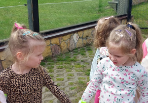 Dzieci zwiedzają ZOO Safari w Borysewie
