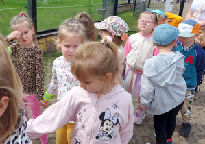 Dzieci zwiedzają ZOO Safari w Borysewie