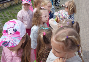 Dzieci zwiedzają ZOO Safari w Borysewie