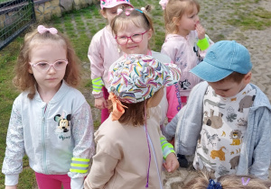 Dzieci zwiedzają ZOO Safari w Borysewie