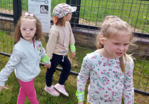 Dzieci zwiedzają ZOO Safari w Borysewie