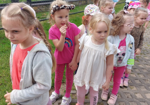 Dzieci zwiedzają ZOO Safari w Borysewie