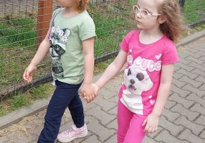 Dzieci zwiedzają ZOO Safari w Borysewie