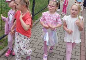 Dzieci zwiedzają ZOO Safari w Borysewie