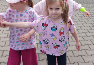 Dzieci zwiedzają ZOO Safari w Borysewie