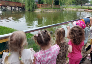 Dzieci zwiedzają ZOO Safari w Borysewie