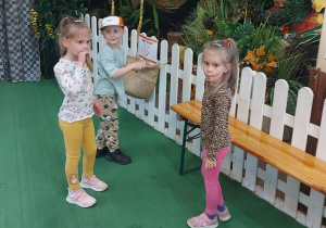 Dzieci zwiedzają ZOO Safari w Borysewie
