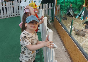 Dzieci zwiedzają ZOO Safari w Borysewie