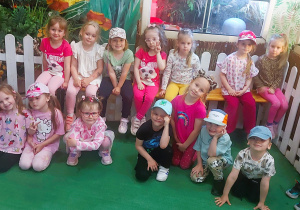 Dzieci zwiedzają ZOO Safari w Borysewie