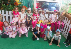 Dzieci zwiedzają ZOO Safari w Borysewie