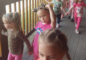 Dzieci zwiedzają ZOO Safari w Borysewie