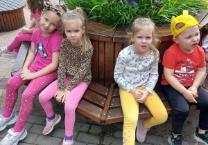 Dzieci zwiedzają ZOO Safari w Borysewie