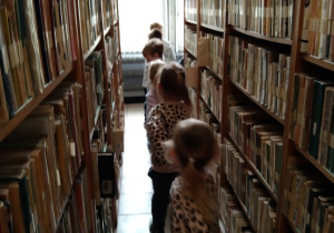 5-latki zwiedzaja bibliotekę