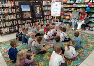 Dzieci słuchają opowiadania