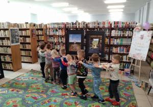 Dzieci ustawione w pociąg zwiedzaja bibliotekę
