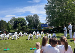 Dzieci oglądają pokaz umiejętności sportowych