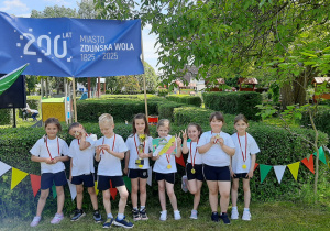Dzieci pozują do zdjęcia