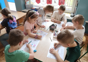 Dzieci kolorują dyplomy