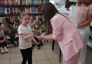 Wręczenie dyplomu dziewczynce