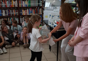 Wręczenie dyplomu dziewczynce
