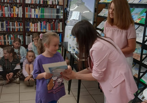 Wręczenie dyplomu dziewczynce