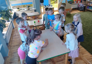 Dzieci porównują szklanki z eksperymentem