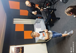 Dzieci śpiewają do mikrofonu