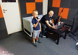 Dzieci śpiewają do mikrofonu