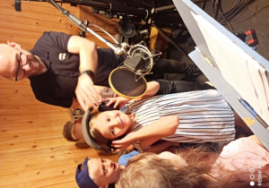 Dzieci śpiewają do mikrofonu studio nagrań