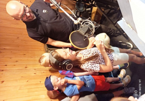 Dzieci śpiewają do mikrofonu studio nagrań