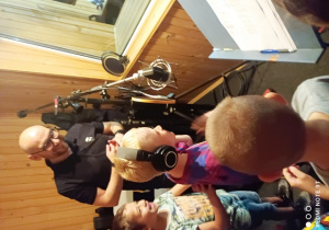 Dzieci śpiewają do mikrofonu studio nagrań