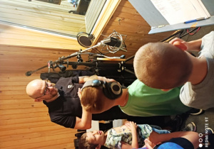 Dzieci śpiewają do mikrofonu studio nagrań