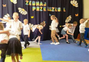 Dzieci tańczą poloneza