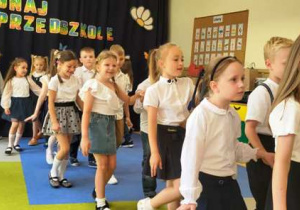 Dzieci tańczą poloneza