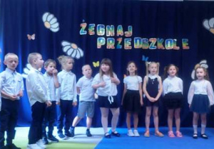 Dzieci stoją w półokręgu