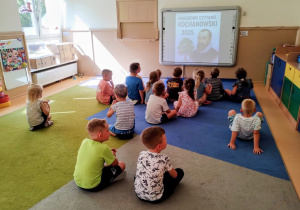 Dzieci czekają na wysłuchanie wiersza